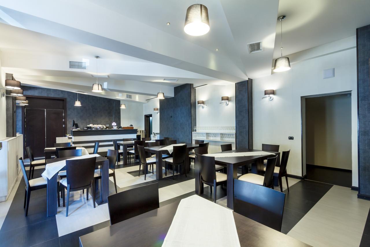 Ymy Hotels Târgu Jiu エクステリア 写真